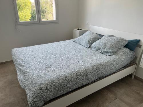 un lit avec deux oreillers dessus dans une chambre dans l'établissement Chez lili, à Ghisonaccia