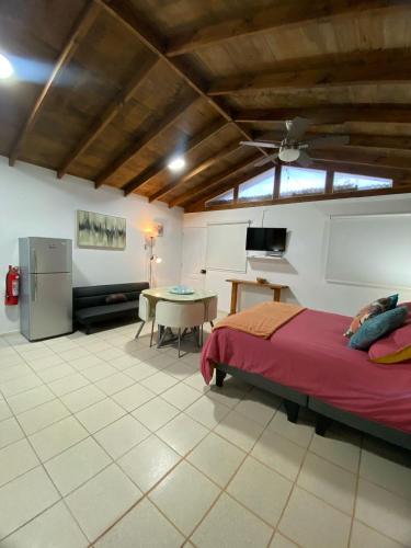 a bedroom with a bed and a table in a room at Loft Tongoy 2 Interior sin vista al mar in Tongoy