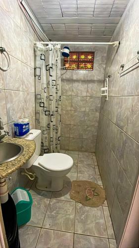 塔曼达雷Casa Totonho praia dos Carneiros的带卫生间和淋浴的浴室