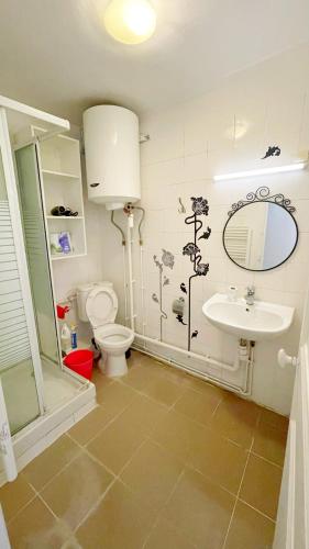 une salle de bain avec toilettes et lavabo dans l'établissement Paris Heart Apartment, à Paris