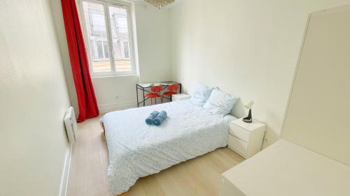 une petite chambre avec un lit et une fenêtre dans l'établissement Paris Heart Apartment, à Paris