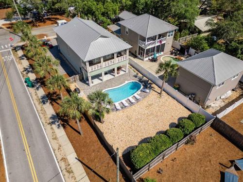 La alberca dentro o cerca de PalmTreeParadise Free Golf Cart 5 min walk 2 Beach