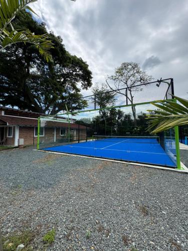 Instalaciones para jugar a tenis o squash en Paisaje natural padel o alrededores