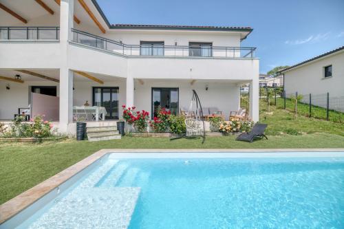 une villa avec piscine et une maison dans l'établissement Coteaux en Vue, à Aureville