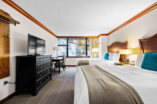 una camera d'albergo con due letti e una televisione di Everline Resort & Spa Palisades- Forest View a Olympic Valley