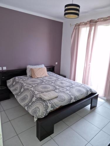 une chambre avec un lit avec une couverture dessus dans l'établissement Location saisonnière Avignon, à Avignon