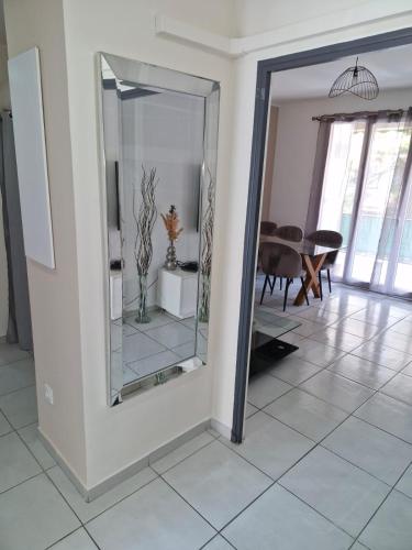 une salle avec un miroir et une salle à manger dans l'établissement Location saisonnière Avignon, à Avignon
