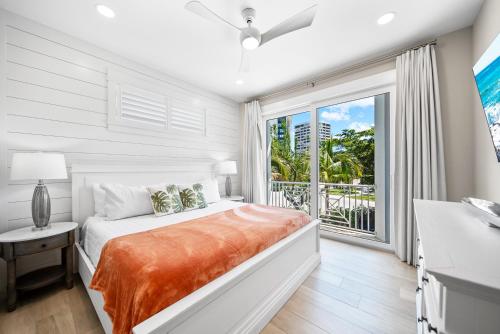 シエスタ・キーにある400ft to Beach, Ocean View, Pool, Rooftop, in the Siesta Key Village, 6-bdrのベッドと大きな窓のある寝室