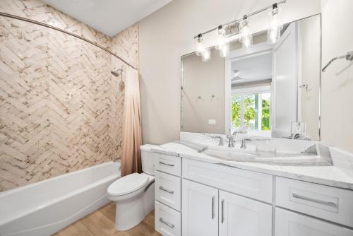 シエスタ・キーにある400ft to Beach, Ocean View, Pool, Rooftop, in the Siesta Key Village, 6-bdrの白いバスルーム(バスタブ、洗面台、トイレ付)