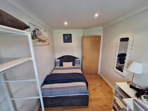 En eller flere senge i et værelse på Cosy Gated Room with Free Secure Parking Private Bathroom