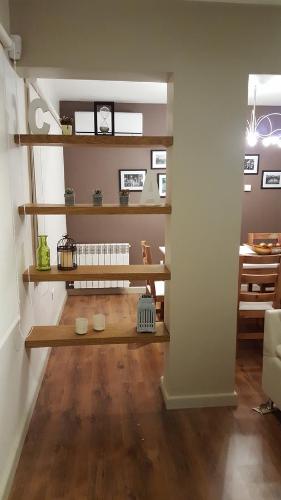 ein Wohnzimmer mit Holzregalen an der Wand in der Unterkunft Caronti Suites in Bahía Blanca