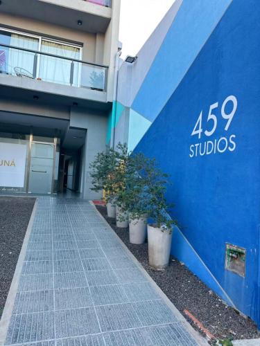a blue building with plants on the side of it at Departamento Corrientes in Paraná