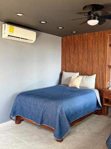 Ein Bett oder Betten in einem Zimmer der Unterkunft Modern loft with AC Close to downtown Huatulco