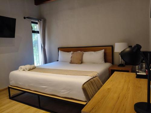 a bedroom with a bed and a window at Hacienda Álamos in Laborcillas