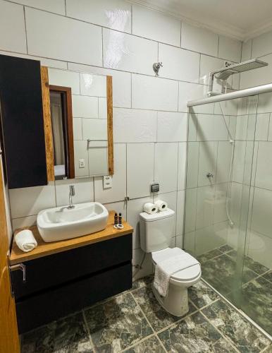 Ένα μπάνιο στο Casa condomínio 5 quartos piscina churrasqueira Vicente Pires Jockey