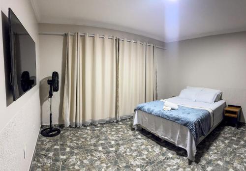 Ένα ή περισσότερα κρεβάτια σε δωμάτιο στο Casa condomínio 5 quartos piscina churrasqueira Vicente Pires Jockey