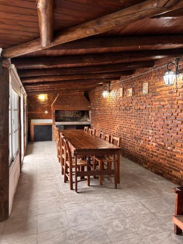 a dining room with a wooden table and chairs at Casa Céntrica con Quincho in Esquina