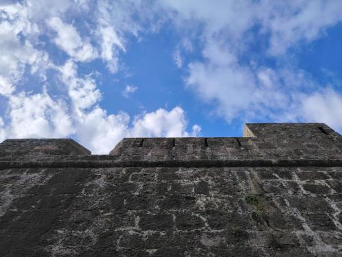 a view of the top of a building with the sky in the background at Casa Polixeni - Da e Nònne in Carloforte