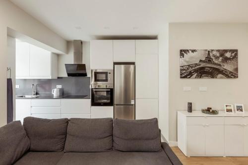 a living room with a couch and a kitchen at 2-bedroom gem Central Odivelas in Odivelas