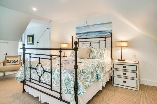Katil atau katil-katil dalam bilik di Airy Nantucket Escape in Historic Downtown!