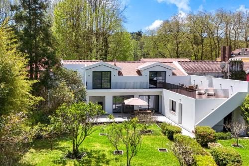 an aerial view of a white house with a garden at Casa da Bruma in Furnas