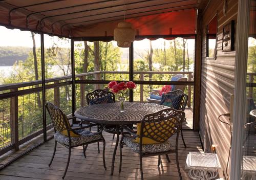 Μπαλκόνι ή βεράντα στο Conesus Lake Glamping With A View
