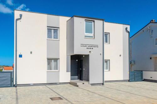 Apartments with parking spaces Vir - Lozice, Vir - 22215