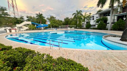 a large swimming pool with blue water at Hermoso Apartasol!! cerca a Plaza Principal, Aire Acondicionado, Vista a la Piscina in Santa Fe de Antioquia