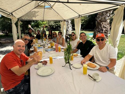 a group of people sitting at a table eating at Vista Luna Lodge con tinaja caliente in Lampa