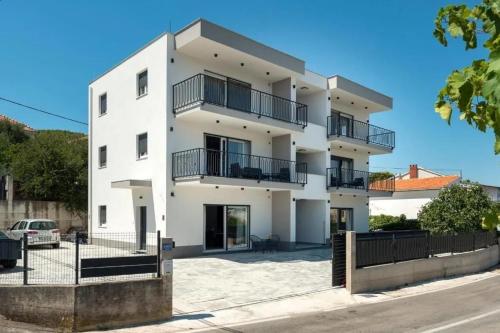 Apartments by the sea Arbanija, Ciovo - 24157