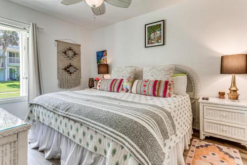 ein Schlafzimmer mit einem Bett und einem Fenster in der Unterkunft Sea La Vie Condo Pensacola Beach Access! in Pensacola Beach