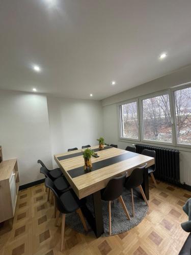 une salle à manger avec une table et des chaises en bois dans l'établissement Villa 408, à Saint-Julien-Mont-denis