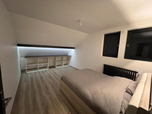 una camera da letto con un letto grande in una stanza di Villa 408 a Saint-Julien-Mont-denis