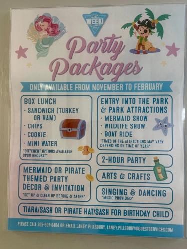 Un cartel para un paquete de fiesta en un parque. en 4BR 3BA Home with Pool 7mins from Springs, en Weeki Wachee