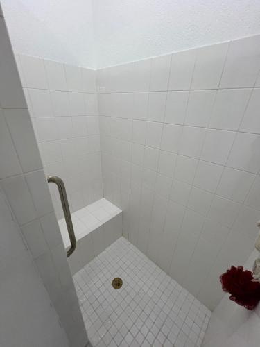 Un baño de 4BR 3BA Home with Pool 7mins from Springs