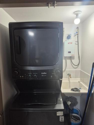 Un televisor sobre un soporte en un baño. en Donde Mickey cerca Antigua Guatemala, en Santa Lucía Milpas Altas