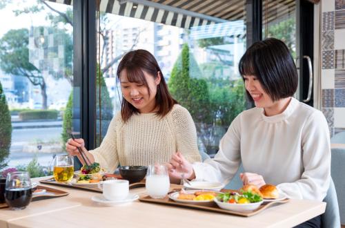 Makanan di atau berdekatan hotel