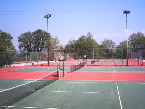 Tenis dan/atau kemudahan skuasy di Archontiko Emmanouilidi Suites atau berdekatan