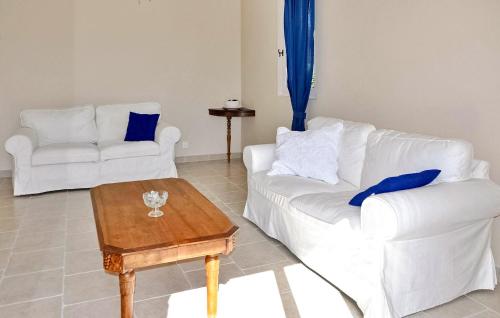 - un salon avec deux canapés blancs et une table basse dans l'établissement Lovely Home In Valliguieres, à Valliguières