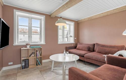 Χώρος καθιστικού στο Gorgeous Home In Aakirkeby With Sauna
