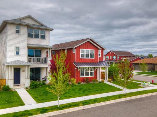a row of houses in a residential neighborhood at Cozy Montana Getaway Near Bozeman & Yellowstone in Belgrade