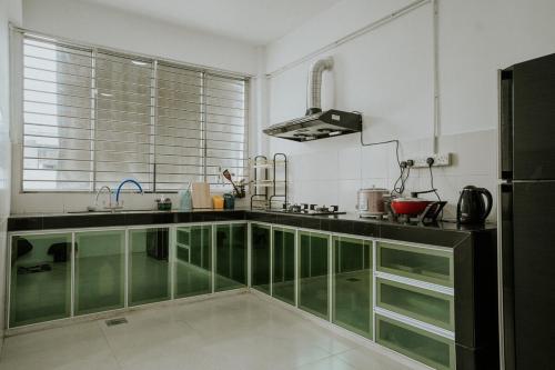 Кухня или мини-кухня в Sibu Permai Jaya 500Mbps 10pax 4BR - No Wedding Activities Allowed
