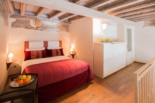 Postel nebo postele na pokoji v ubytování Palazzo Castiglioni luxury suite and rooms
