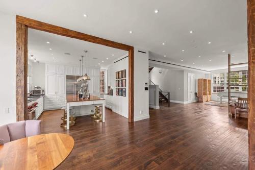 Φωτογραφία από το άλμπουμ του 399- Luxury 6BR 5Baths Townhouse with Garage in Carroll στο Μπρούκλιν