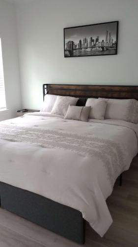 Katil atau katil-katil dalam bilik di Modern 2 Bedroom All-En-Suite Near Downtown with EV Socket
