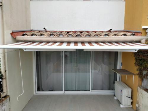 vue antérieure d'un bâtiment avec portes coulissantes en verre dans l'établissement Appartemment Grau du Roi Résidence Camargue village, au Grau-du-Roi