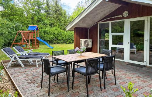 Κήπος έξω από το Two-Bedroom Holiday Home In Toftlund