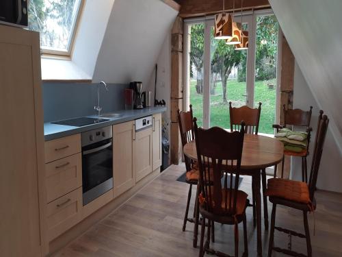 une cuisine avec une table et une salle à manger dans l'établissement Lovely cottage in Peyzac-le-Moustier with Terrace, à Peyzac-le-Moustier