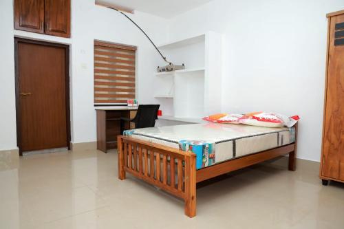 Una cama o camas en una habitación de Clouds Home