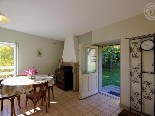 - une cuisine et une salle à manger avec une table et une porte dans l'établissement Gîte charmant avec cheminée, terrasse et borne de charge, à Saint-Didier-sur-Rochefort - FR-1-496-12, à Saint-Didier-sur-Rochefort